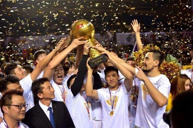 布朗28分绿军险胜狼队5连胜 篮网送国王3连败