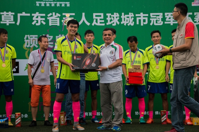 琼斯33+19+9新疆胜北控 王岚嵚28分同曦胜深圳